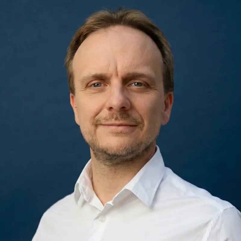 Dr. Lucas Lago